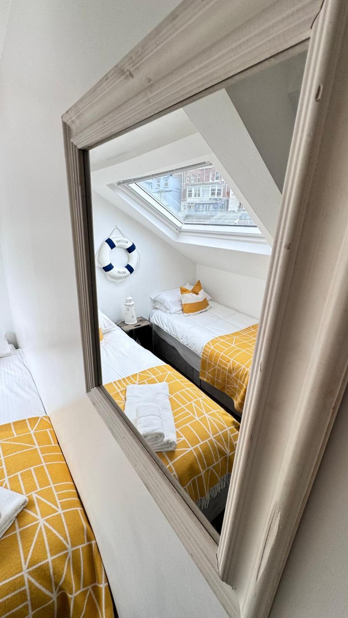 Nancie'S Place - Dartmouth Town Center With Private Parking - A Traditional Georgian Private Duplex Apartment - Beautifully Refurbished - Two Bedrooms, Bathroom, Kitchen And Lounge Diner Kültér fotó