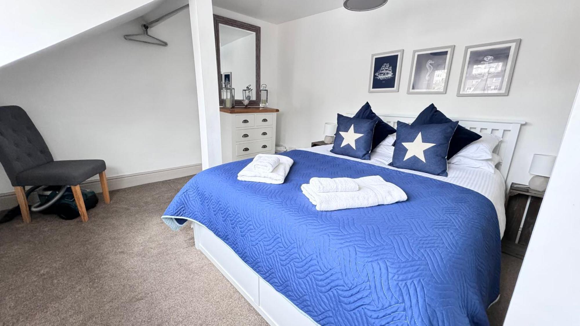 Nancie'S Place - Dartmouth Town Center With Private Parking - A Traditional Georgian Private Duplex Apartment - Beautifully Refurbished - Two Bedrooms, Bathroom, Kitchen And Lounge Diner Kültér fotó