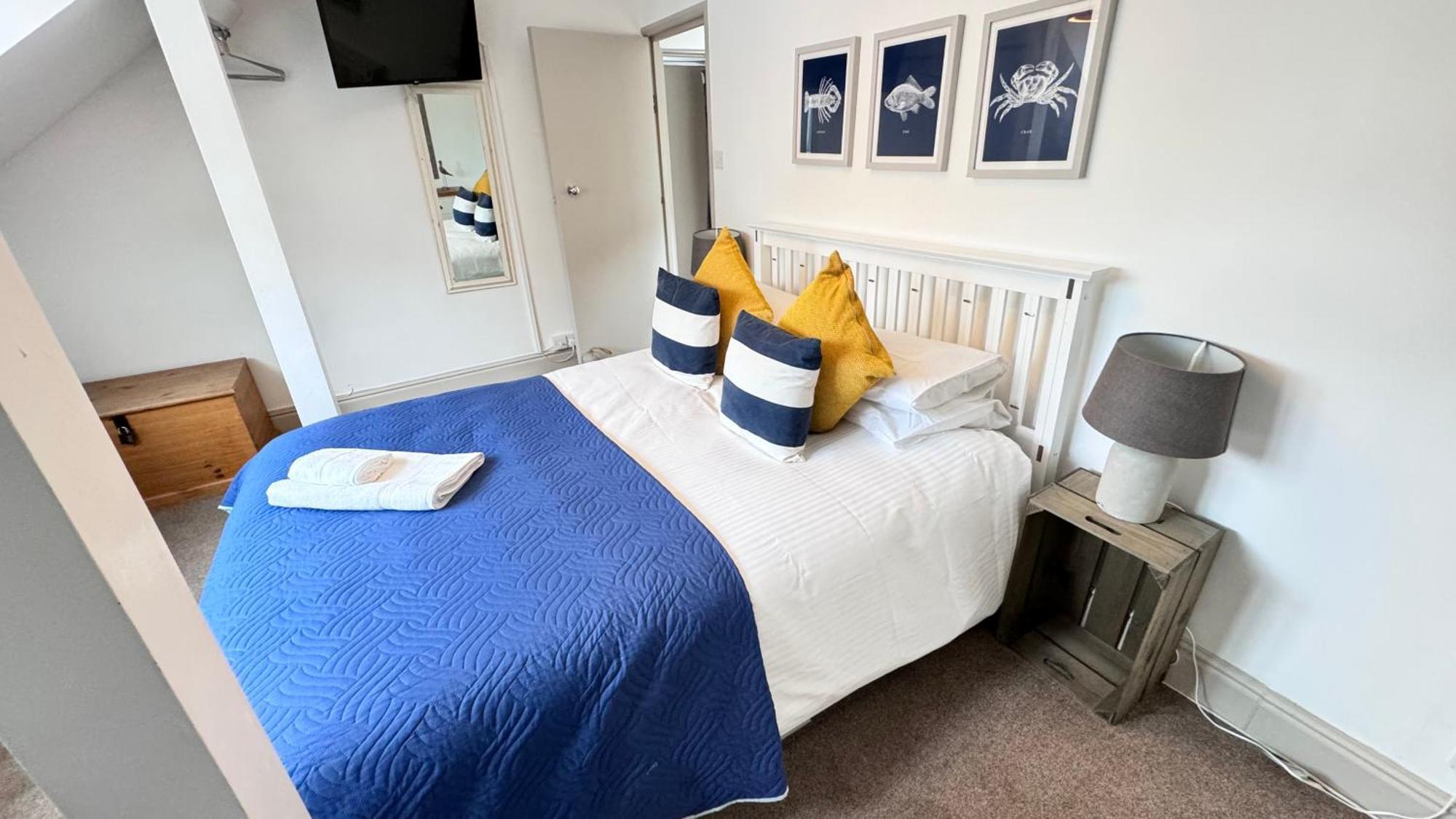 Nancie'S Place - Dartmouth Town Center With Private Parking - A Traditional Georgian Private Duplex Apartment - Beautifully Refurbished - Two Bedrooms, Bathroom, Kitchen And Lounge Diner Kültér fotó