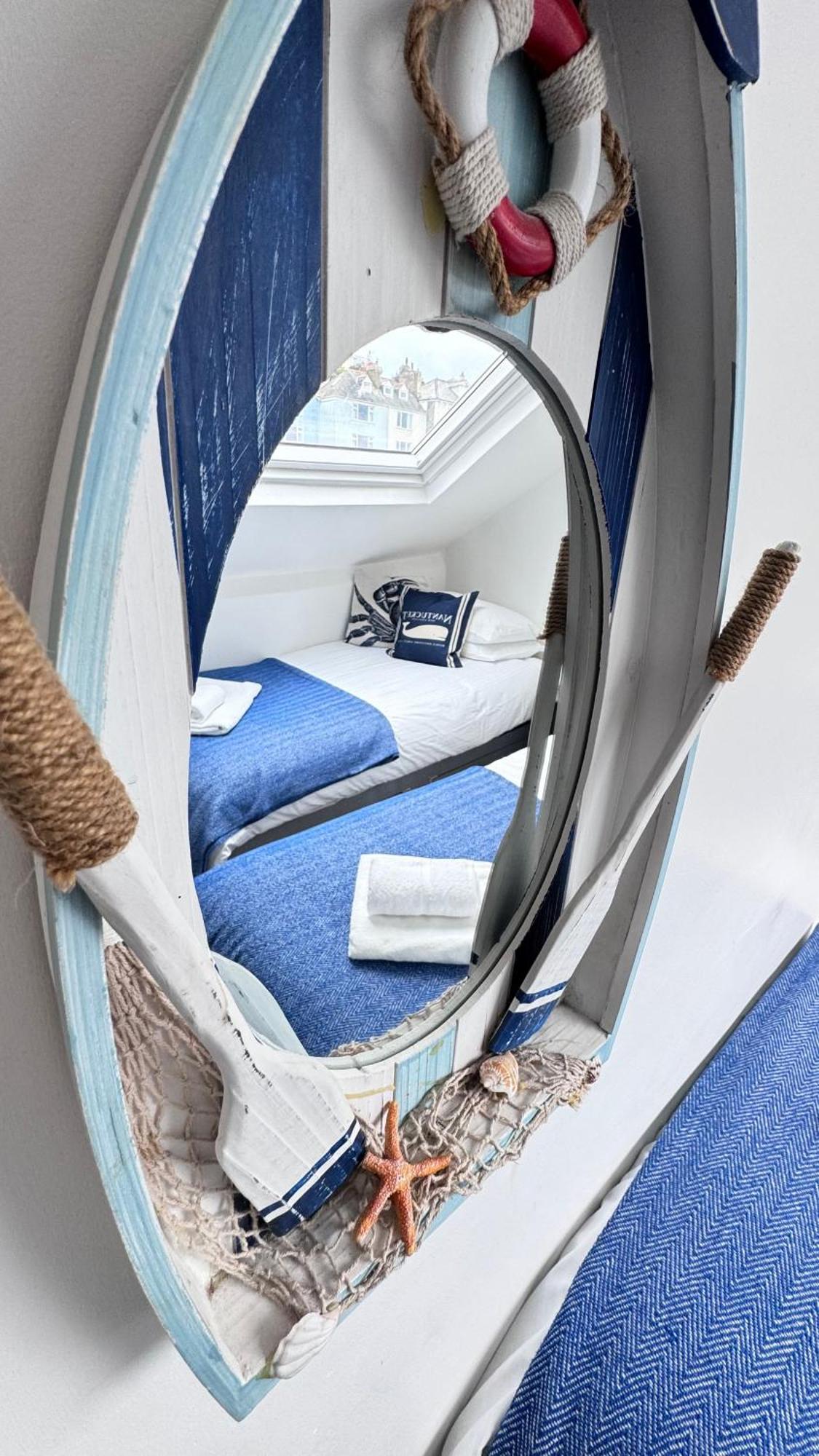 Nancie'S Place - Dartmouth Town Center With Private Parking - A Traditional Georgian Private Duplex Apartment - Beautifully Refurbished - Two Bedrooms, Bathroom, Kitchen And Lounge Diner Kültér fotó
