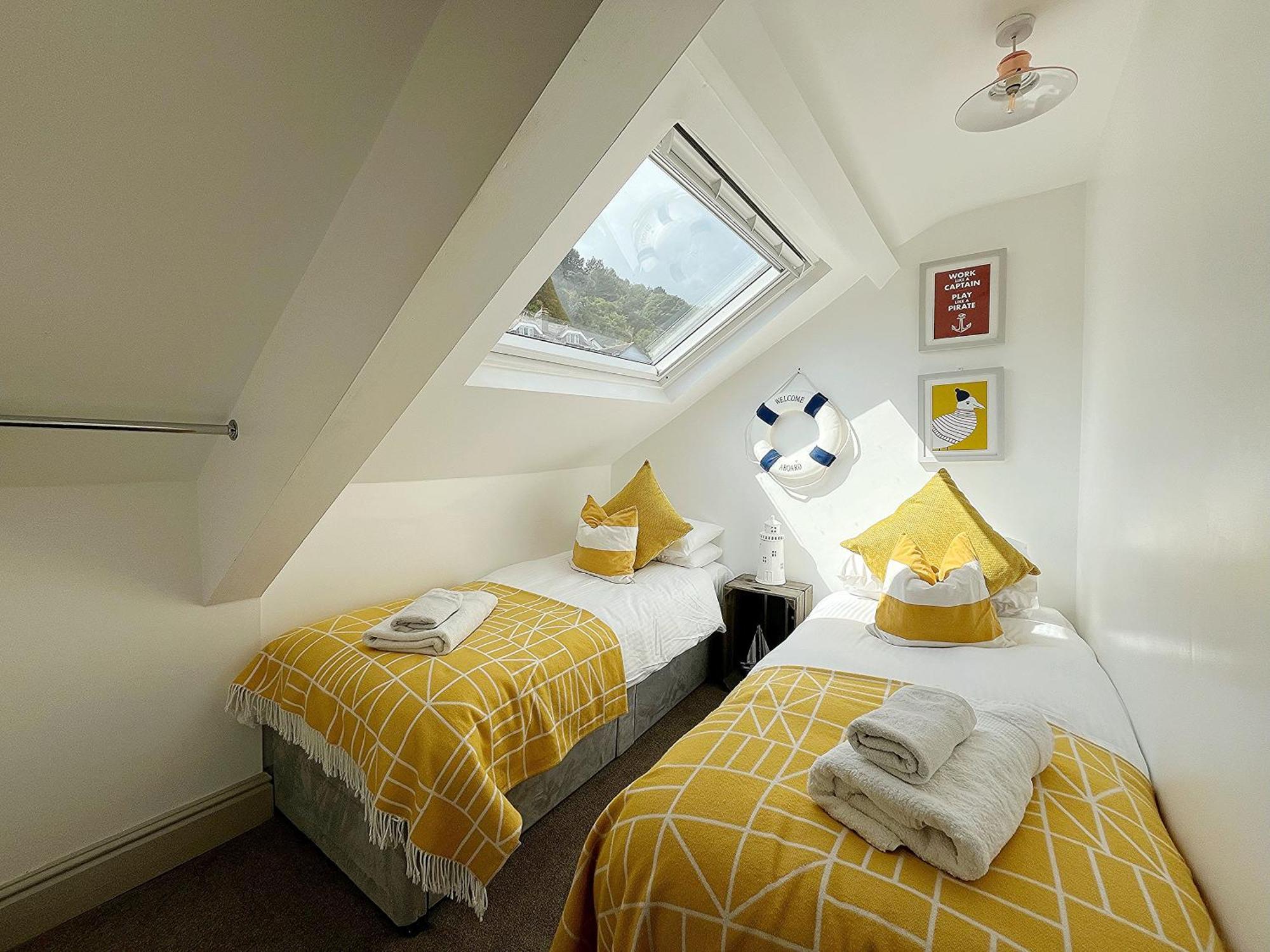 Nancie'S Place - Dartmouth Town Center With Private Parking - A Traditional Georgian Private Duplex Apartment - Beautifully Refurbished - Two Bedrooms, Bathroom, Kitchen And Lounge Diner Kültér fotó