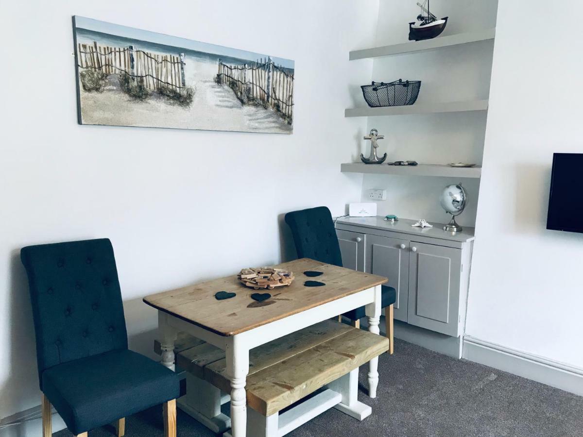 Nancie'S Place - Dartmouth Town Center With Private Parking - A Traditional Georgian Private Duplex Apartment - Beautifully Refurbished - Two Bedrooms, Bathroom, Kitchen And Lounge Diner Kültér fotó