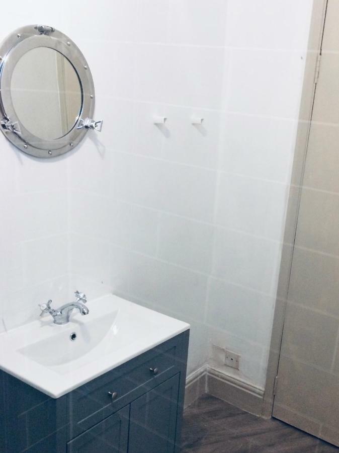 Nancie'S Place - Dartmouth Town Center With Private Parking - A Traditional Georgian Private Duplex Apartment - Beautifully Refurbished - Two Bedrooms, Bathroom, Kitchen And Lounge Diner Kültér fotó